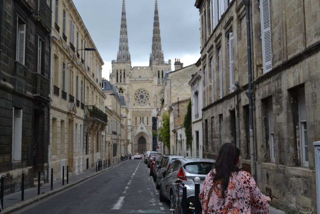 Bike Rental in Bordeaux Through Narrow Streets