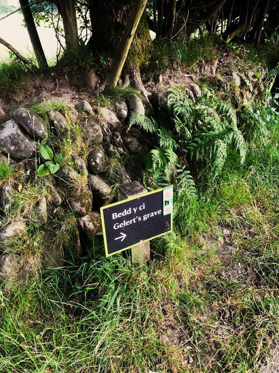 Sign saying 'Gelert's Grave / Bedd I Ci'