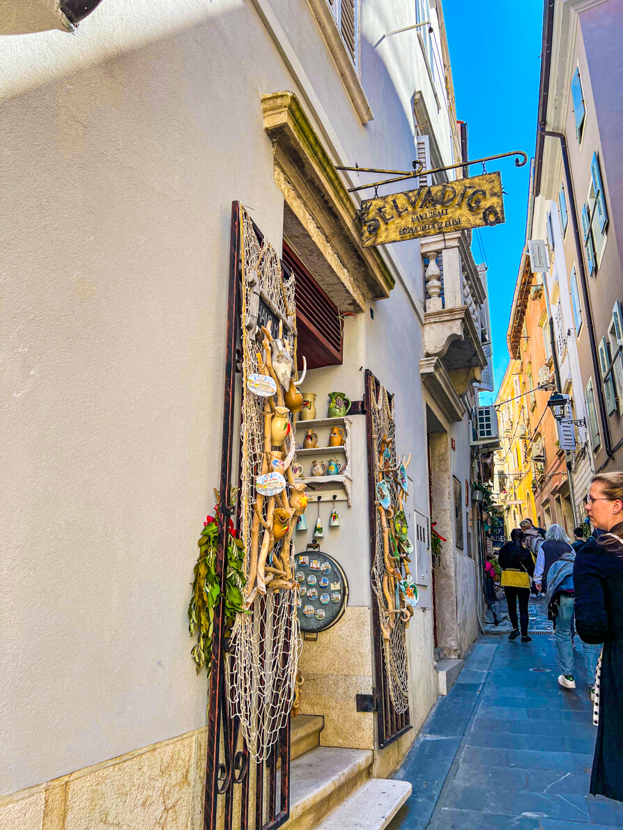 Image of the side of a trinket shop to the left in Piran Slovenia