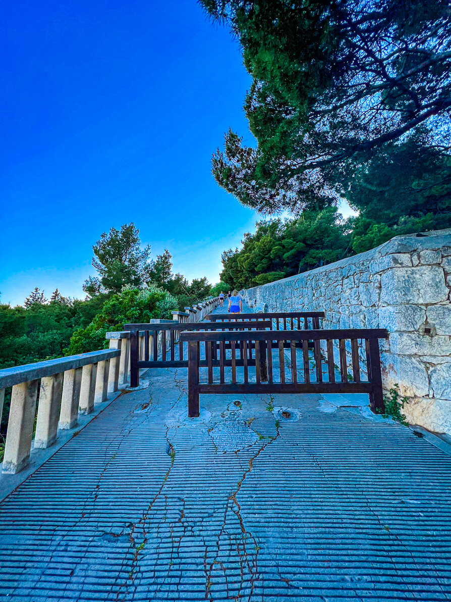 Image of brown fences at the start of the hill to walk to the viewpoint in Marjan Park