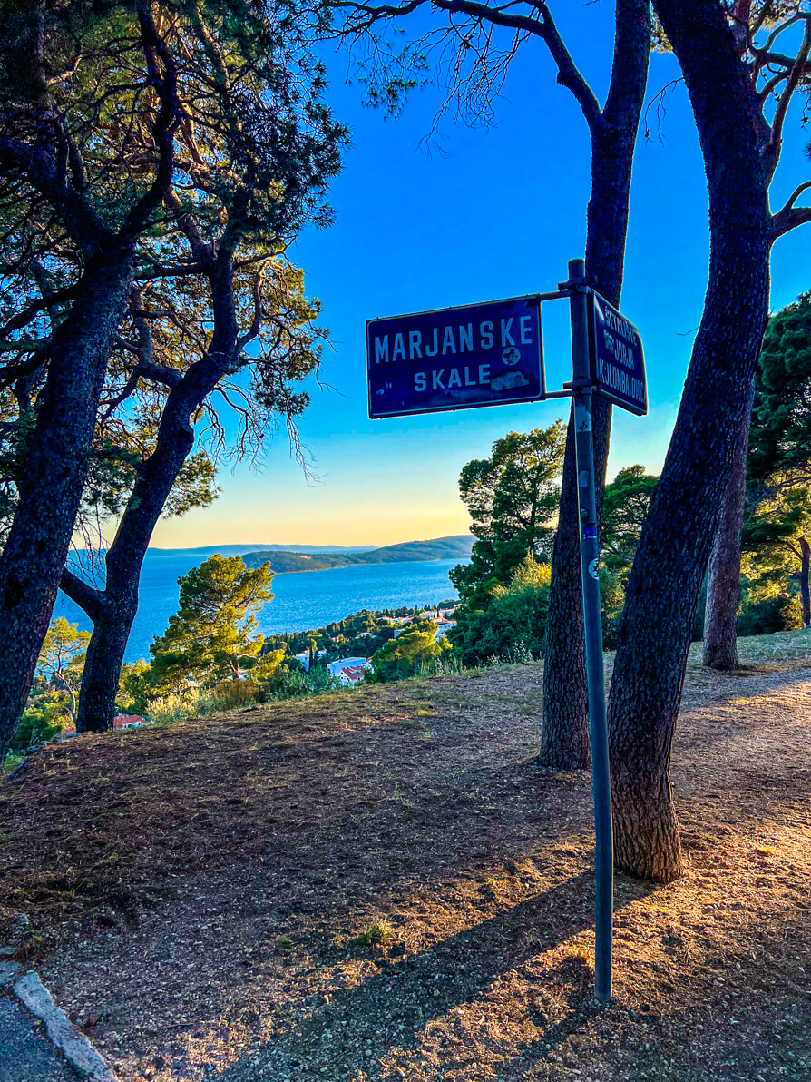 Image of the Marjan sign at the top of the first steps in Marjan Park Split