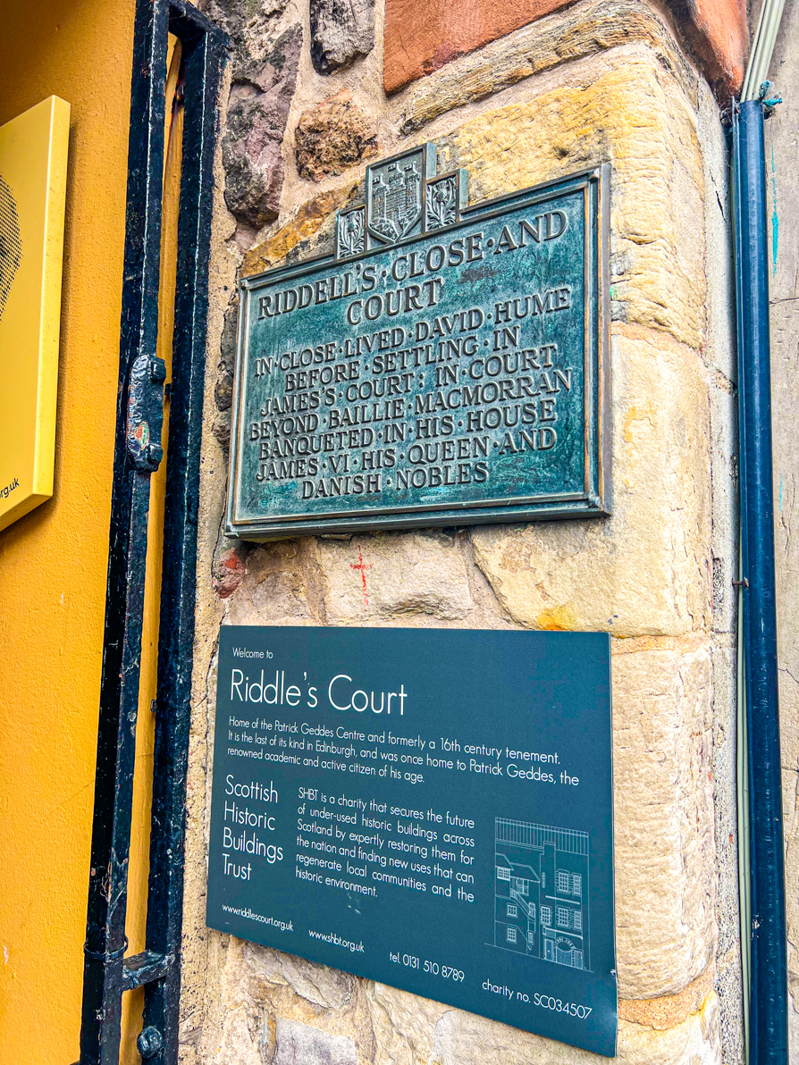 Image of Riddle's Court plaque in Edinburgh