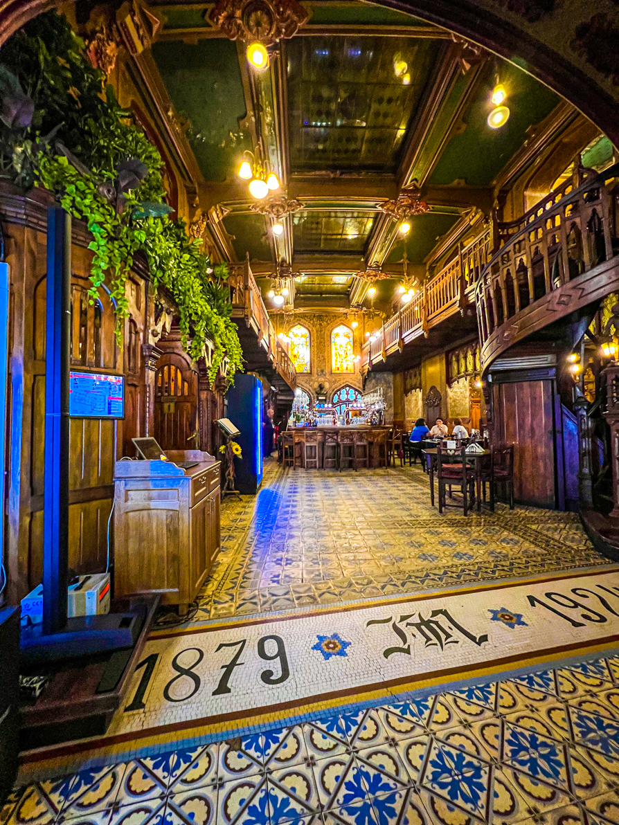 Image of interior of Bucharest's oldest restaurant 