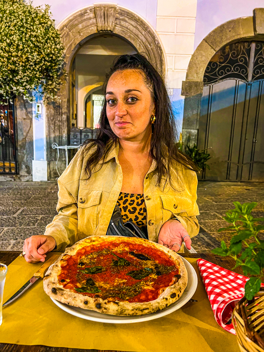 Image of Shireen with pizza marinara in Italy