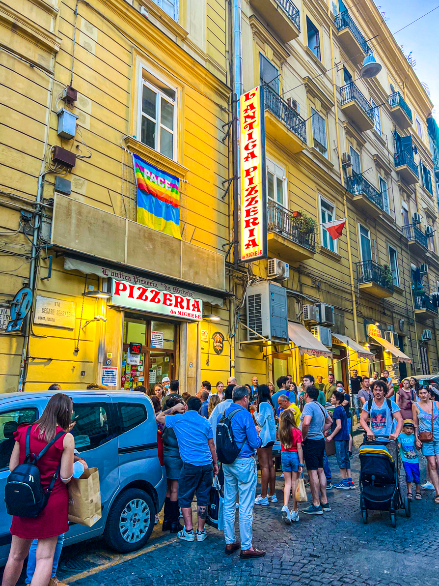Image of the outside Michele da Pizzeria in Naples Italy