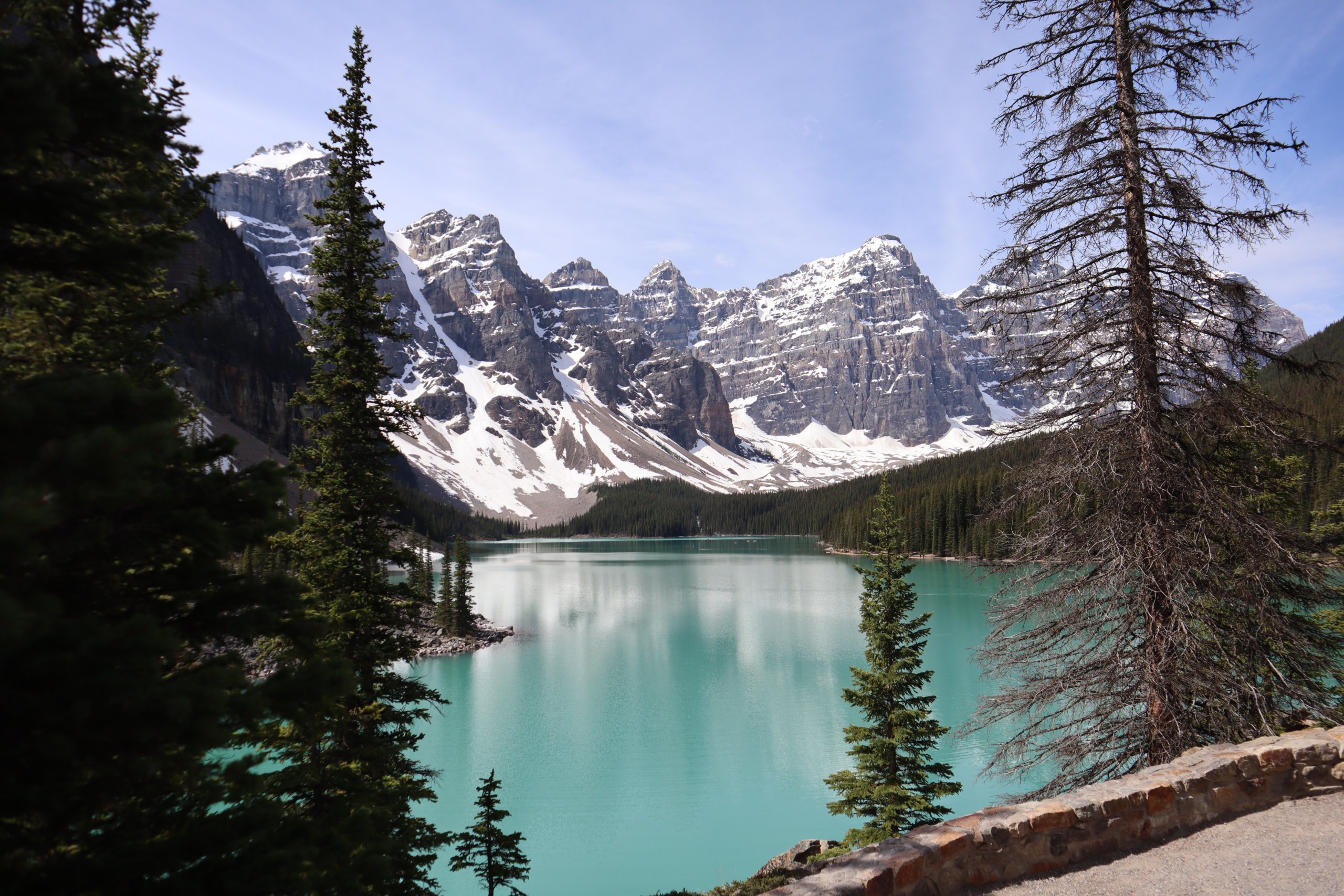 Image of lake and mountains in Canada. Pexels credit.