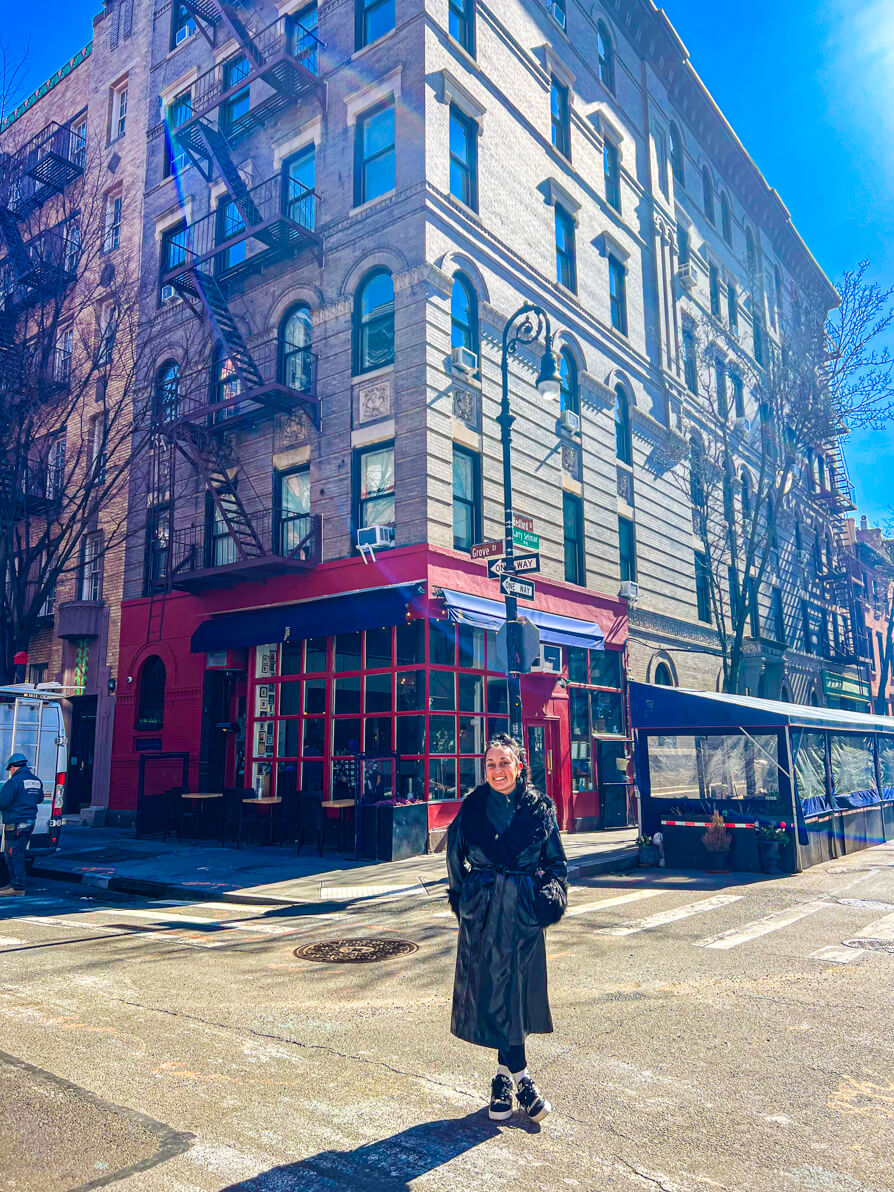 image of Shireen outside the FRIENDS house in New York