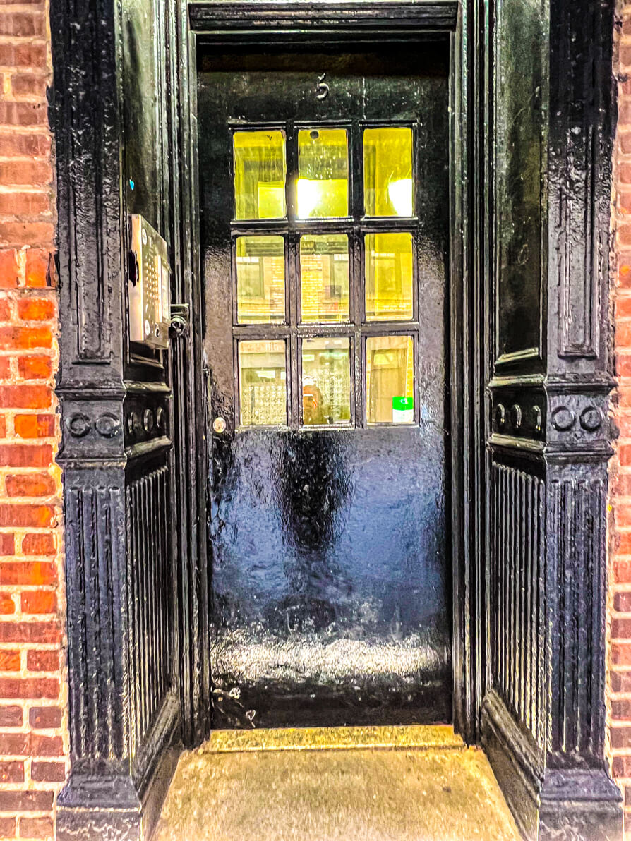 image of Phoebe's front door apartment in Greenwich Village friends location in NYC